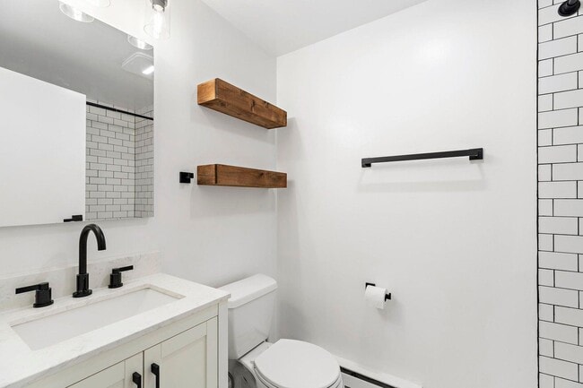 Building Photo - 404 Halladay St