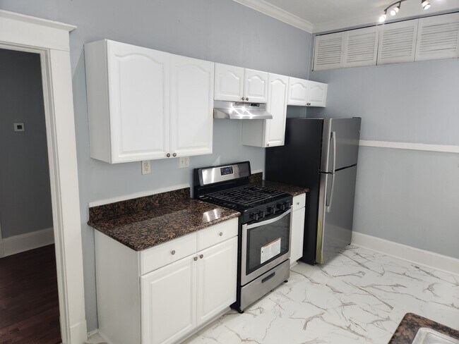 Building Photo - 6 Fontainebleau Dr