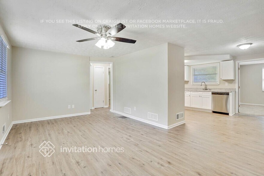 Building Photo - 6265 Lakeview Dr