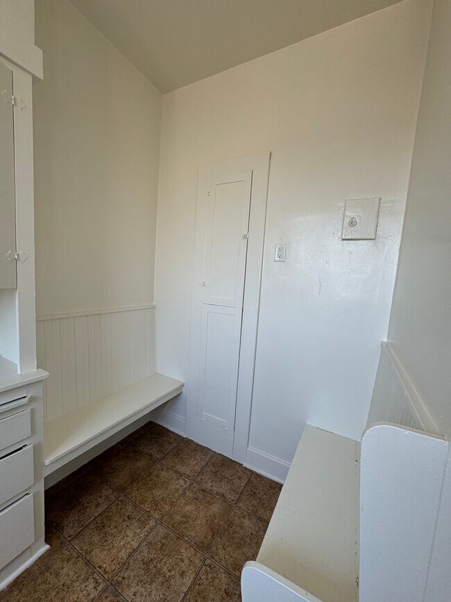 Building Photo - Spacious and bright Large Studio Centrally...