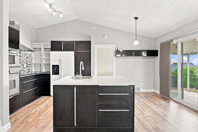 Building Photo - $2,145.95 - 3-bed, 2-bath located in Colorado Springs with a Washer and Dryer.