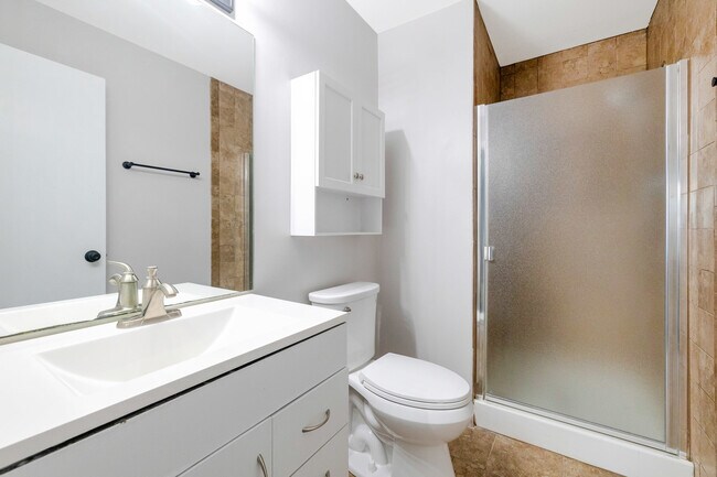 Building Photo - 690 Thorntree Ct