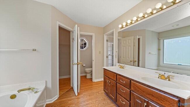 Building Photo - 111 Rolling Lea Pl