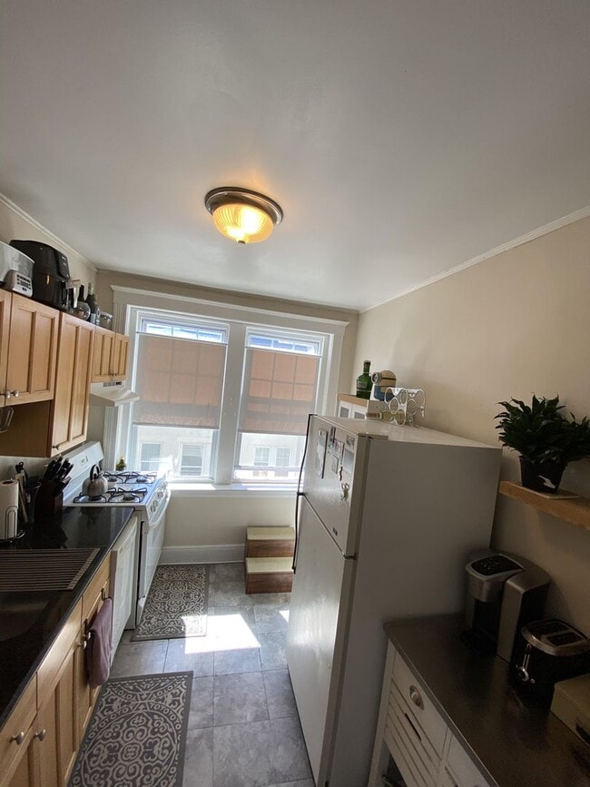 Building Photo - 2Br/1Bth in GREAT location! Heat/Hot Water included!