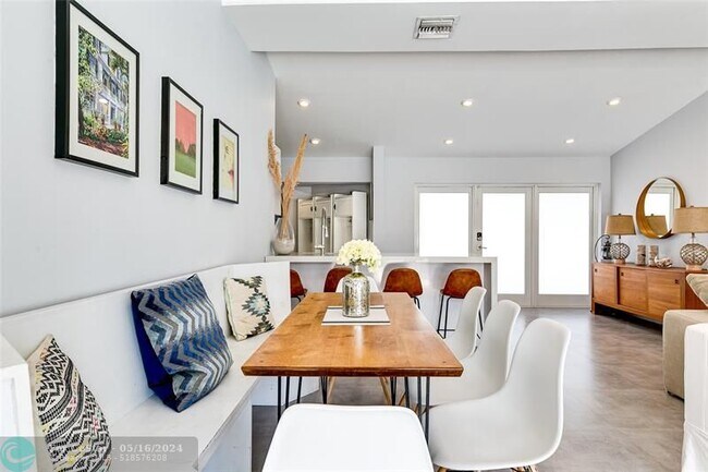 Building Photo - 1704 SW 4th Ct