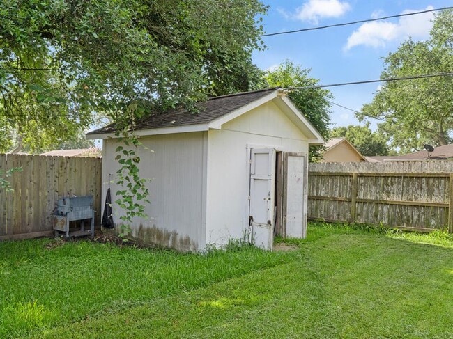 Building Photo - 2208 Gontier Dr