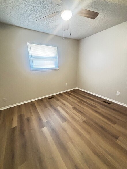 Building Photo - 309 W Vandament Ave