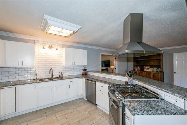 Building Photo - 2805 Pine Hill Dr