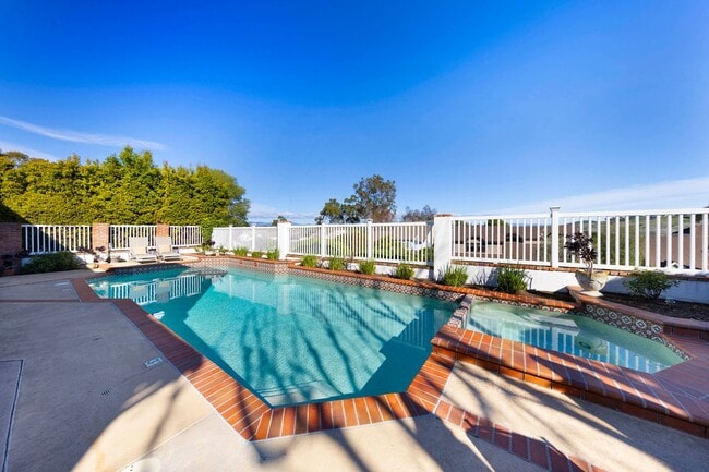 Building Photo - 30932 Colonial Pl