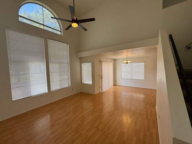 Building Photo - 410 S Sunrise Dr