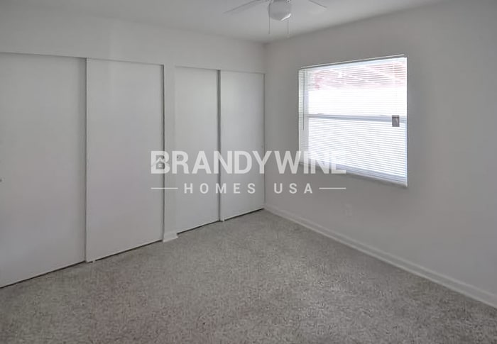 Building Photo - 6215 N Coolidge Ave