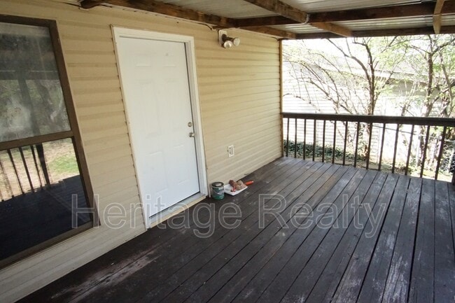 Building Photo - 2050 Countryhill Ln