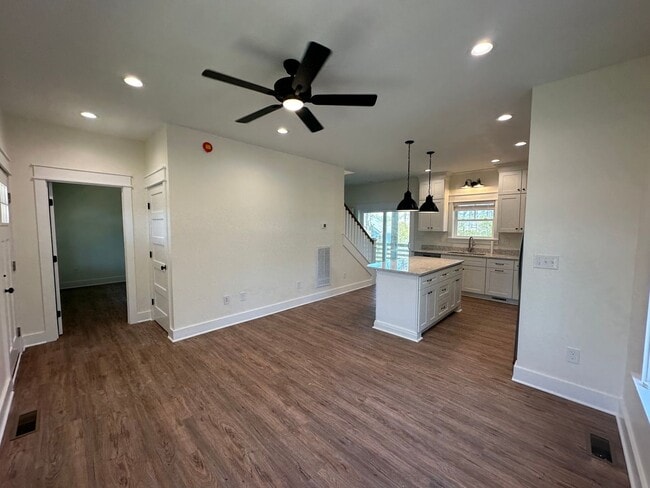 Building Photo - 2 Bed/2 Bath Long-Term Rental in Manteo!