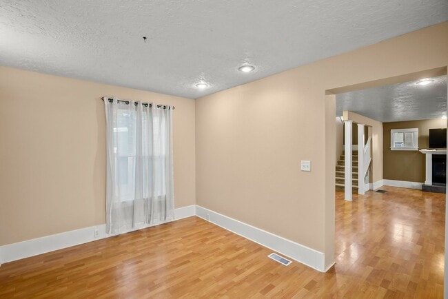 Building Photo - Delightful 4 Bed/2.5 Bath Craftsman home in the Rose City Park Neighbood