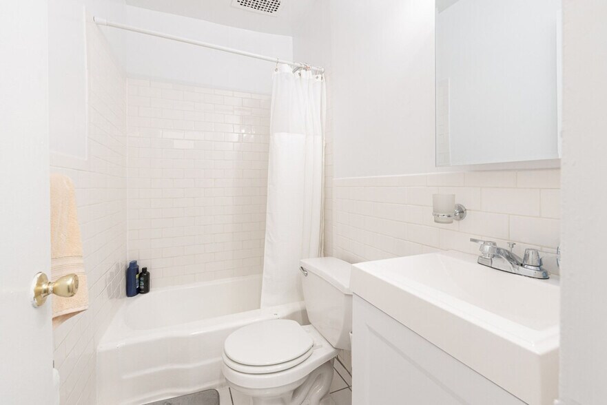 Building Photo - 233 Park Ave