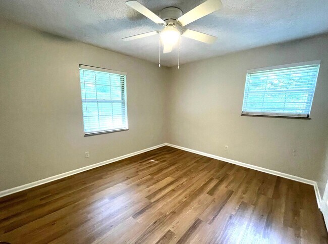 Building Photo - Quaint 2 bedroom 1 bath apartment on quiet...