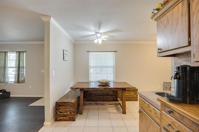 Building Photo - 205 Lincoln St