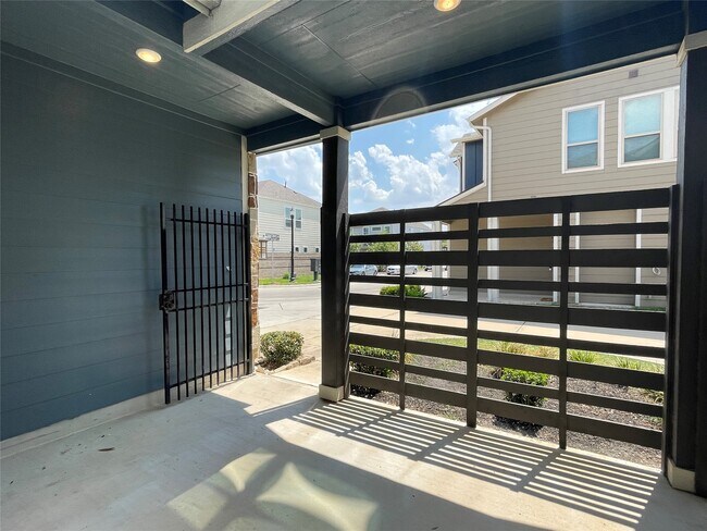 Building Photo - 10418 Quiet Courtyard Rd