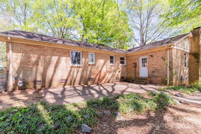 Building Photo - 5020 Coronado Dr