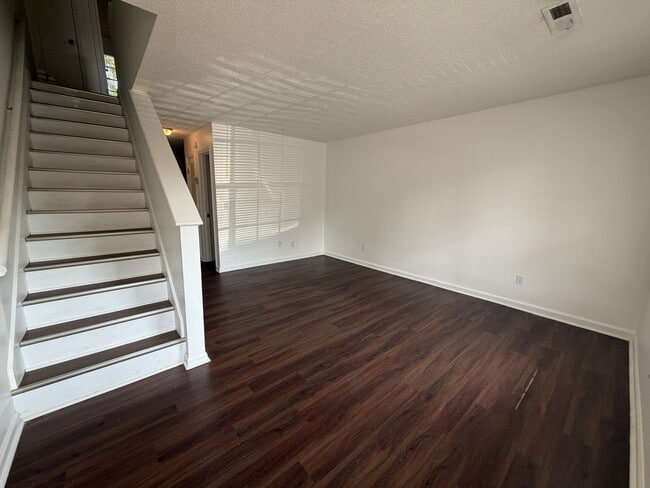 Building Photo - 112 Kimeran Ln
