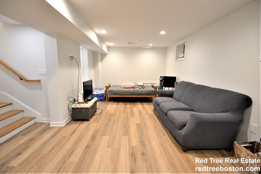 Building Photo - 179 Putnam St