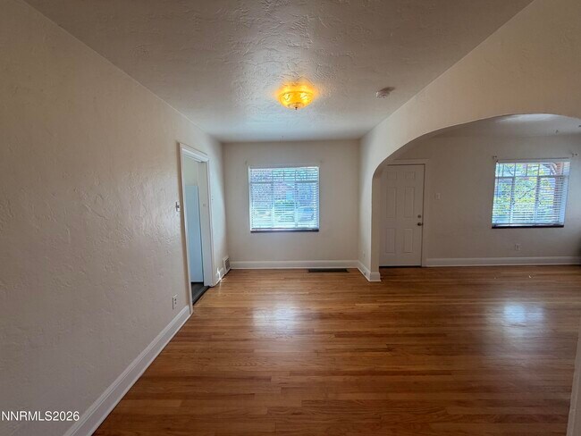 Building Photo - 541 Thoma St