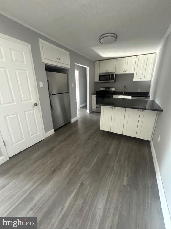 Building Photo - 400 Main St