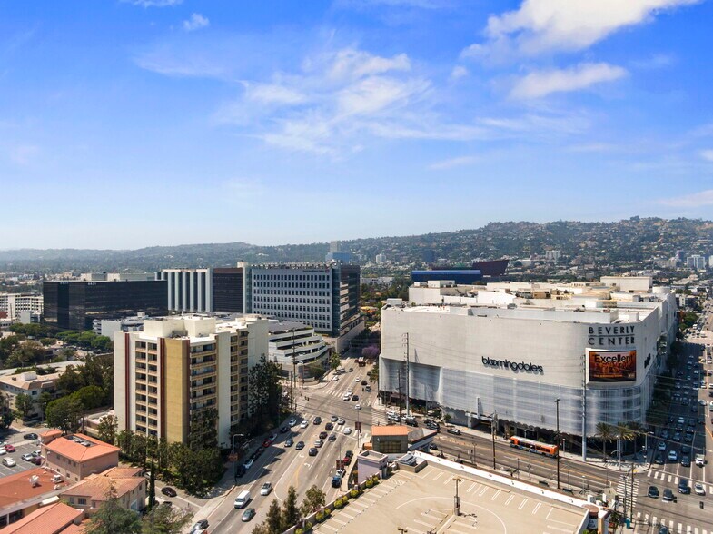 Building Photo - 321 S San Vicente Blvd