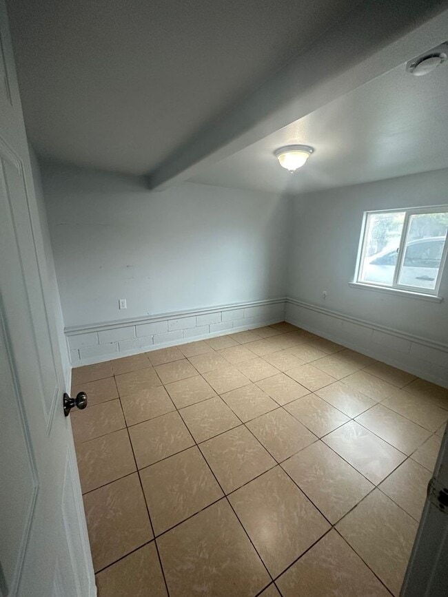 Building Photo - 1521 Kinoole St