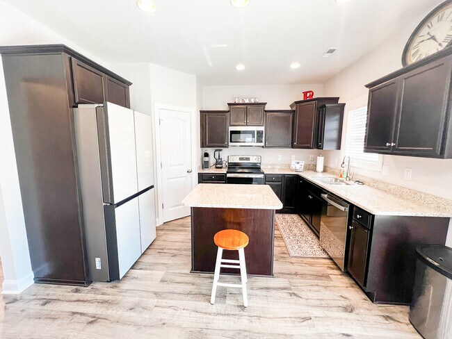 Building Photo - 172 Finch Ln
