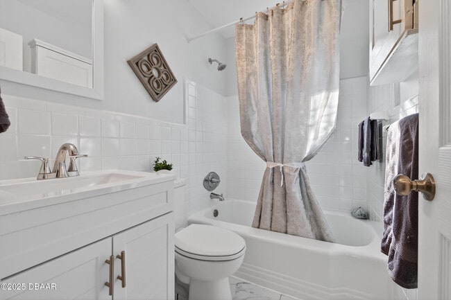 Building Photo - 930 Daytona Ave