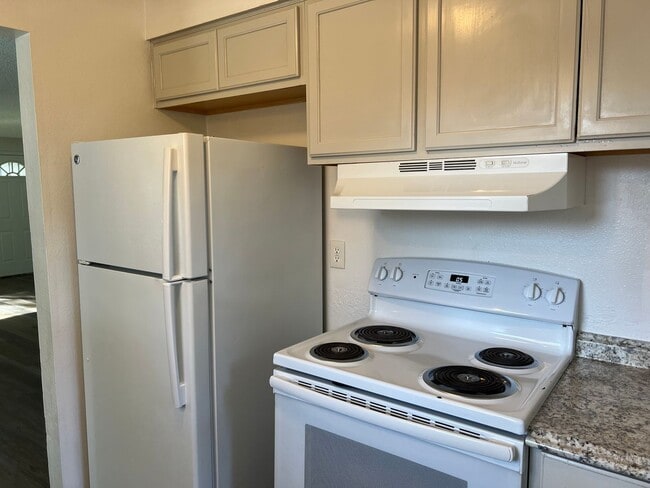 Building Photo - 2 bedroom 1 bath duplex with a garage!
