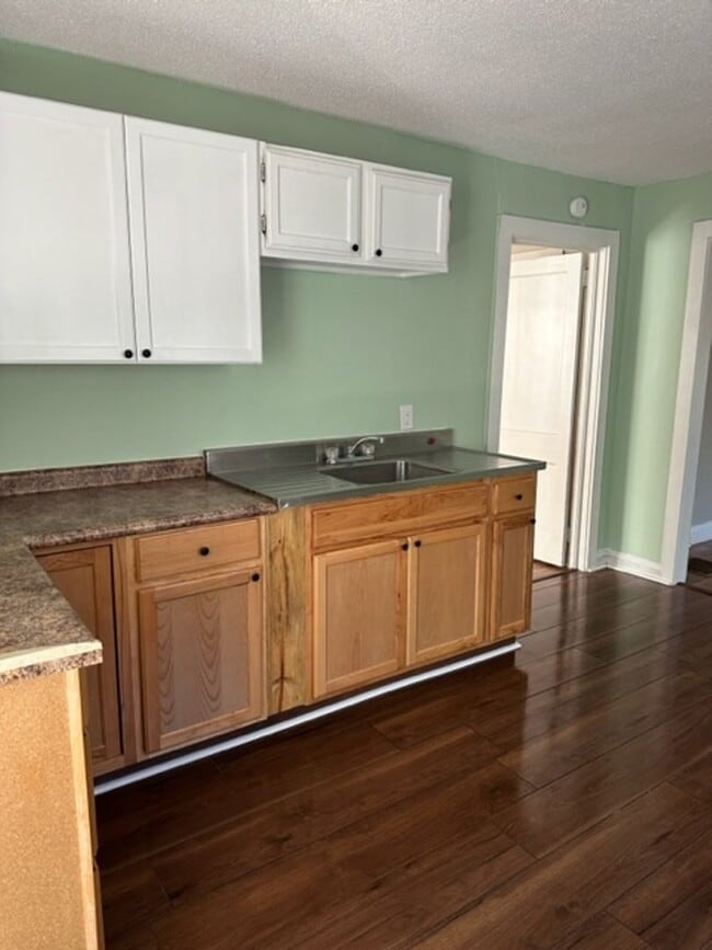 Building Photo - 1 bedroom - Bath