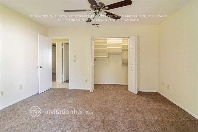 Building Photo - 801 SW Ivanhoe Dr