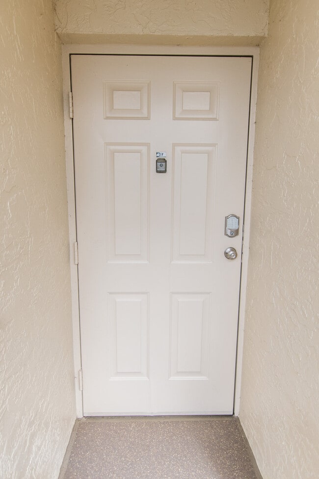 Building Photo - 1000 Cove Cay Dr