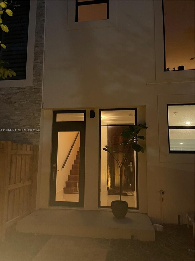 Building Photo - 909 NE 16th Terrace