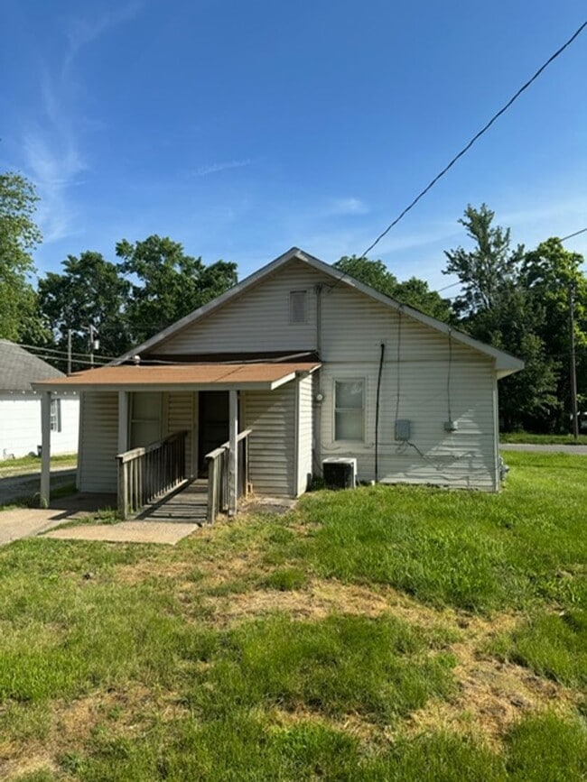 Building Photo - 2 bed/ 1 bath single family home