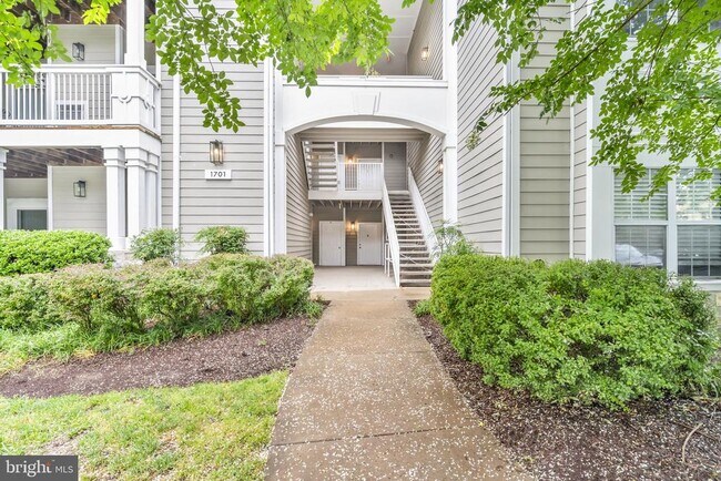 Building Photo - 1701 Lake Shore Crest Dr
