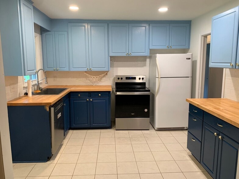 Building Photo - Super Cute One Level Home Across from New ...