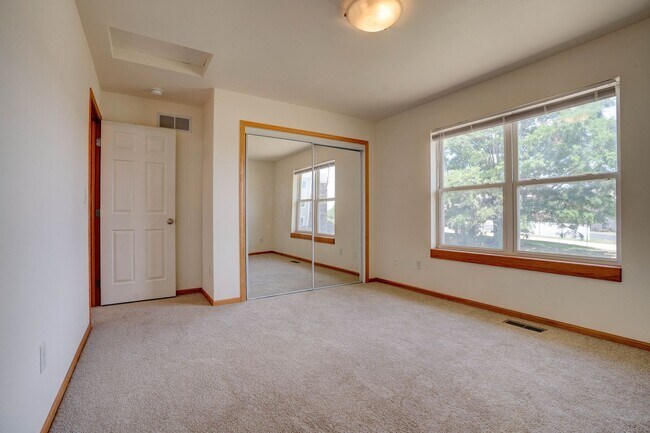 Building Photo - Woodridge Estates Townhomes