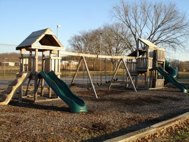 Building Photo - Location + Amenities + Covered Parking