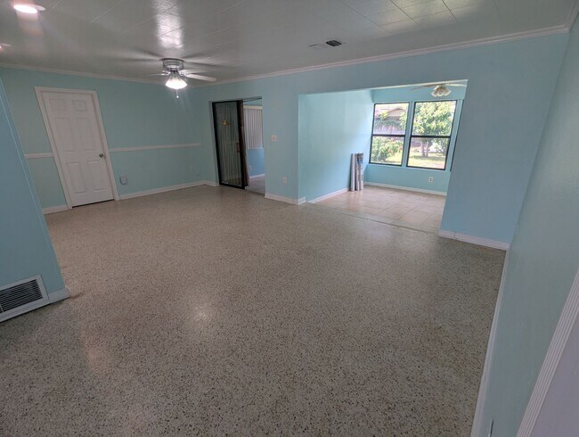 Building Photo - For Rent: 4 Bedroom, 3  Bathroom, Office/Den, Sunroom/Florida room, Large Shed, Huge backyard
