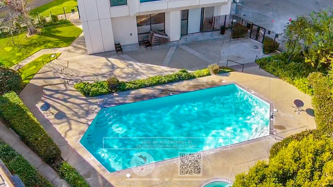 Building Photo - Views Views!!! Large 1 bdrm / 1 Bth with s...