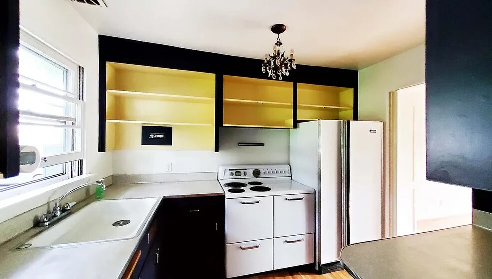 Kitchen with vintage appliances - 6821 NE Broadway