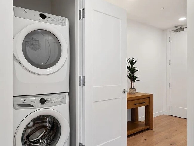 Building Photo - 1212 Demonbreun St