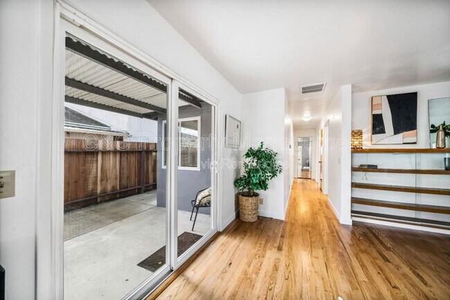 Building Photo - 582 Newton St