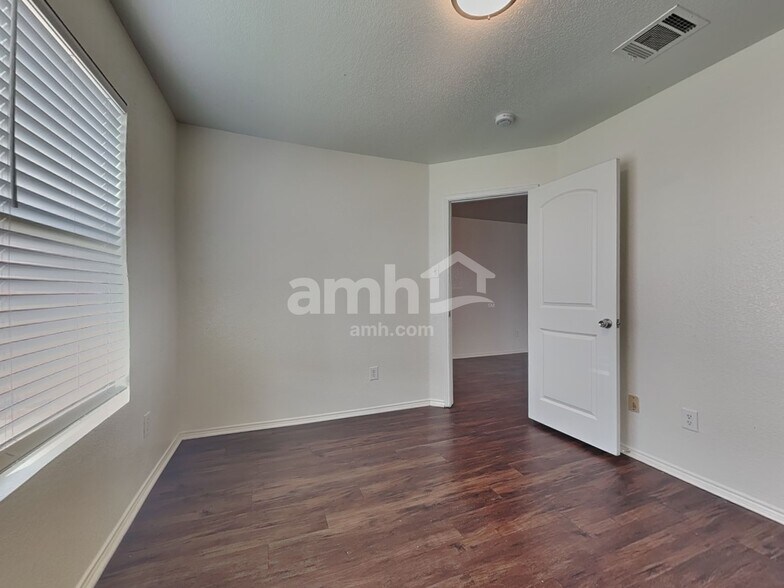 Building Photo - 8528 Hawkview Dr