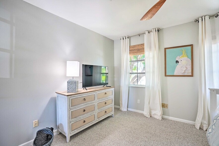 Building Photo - 215 Bobolink Way