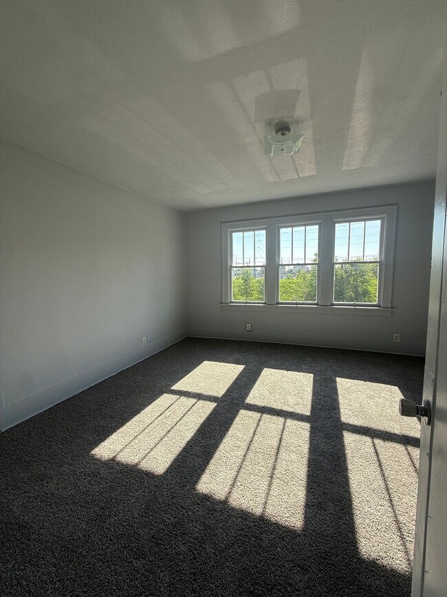 Building Photo - Beautiful 4/2 Home