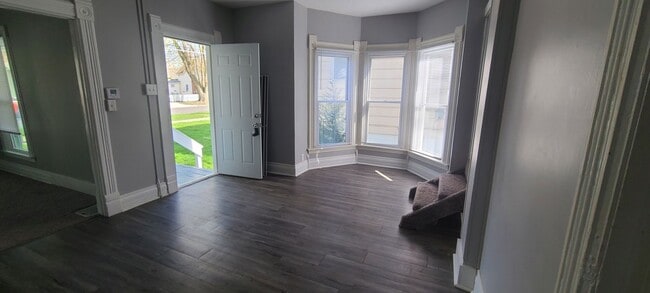 Building Photo - Charming 3BR/2Bath in Moline